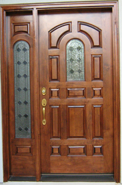 Exemple d'une grande porte d'entrée chic avec une porte simple et une porte marron.