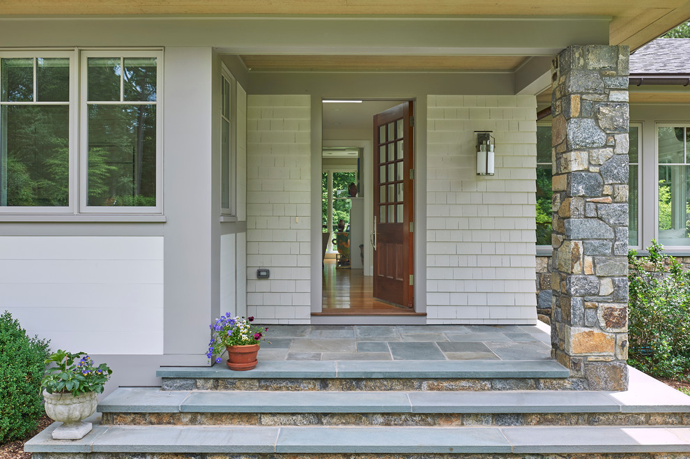 Idée de décoration pour une porte d'entrée craftsman de taille moyenne avec un mur gris, sol en granite, une porte simple et une porte en bois brun.