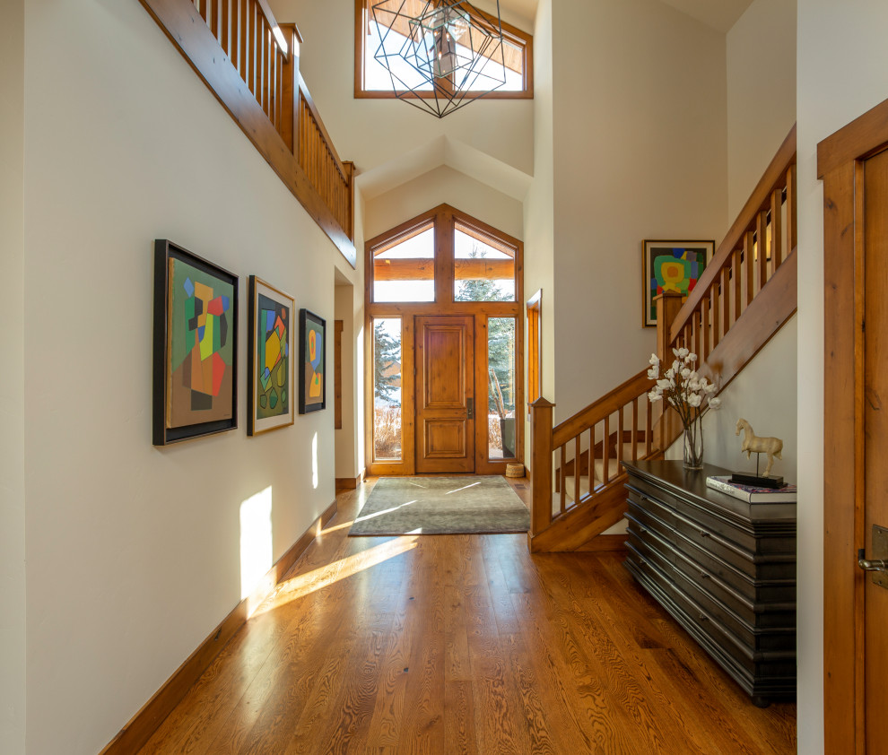 Uriges Foyer mit beiger Wandfarbe, braunem Holzboden, Einzeltür, hellbrauner Holzhaustür, braunem Boden und freigelegten Dachbalken in San Francisco