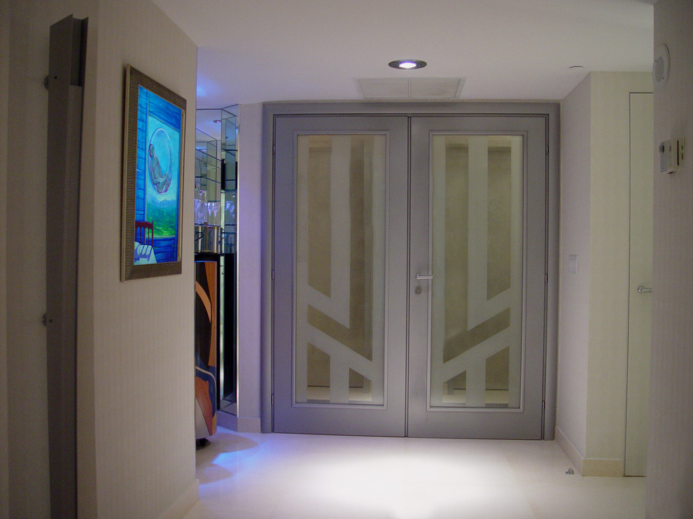 Mittelgroße Moderne Haustür mit weißer Wandfarbe, Marmorboden, Doppeltür und grauer Haustür in Miami