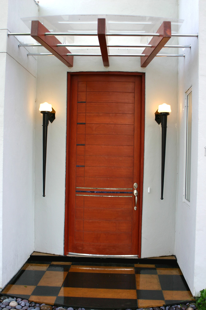 Ispirazione per una porta d'ingresso moderna con pareti bianche, pavimento in granito, una porta singola e una porta in legno bruno