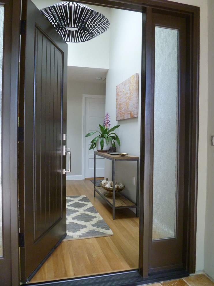 Стильный дизайн: входная дверь среднего размера в стиле фьюжн с серыми стенами, светлым паркетным полом, одностворчатой входной дверью и входной дверью из темного дерева - последний тренд