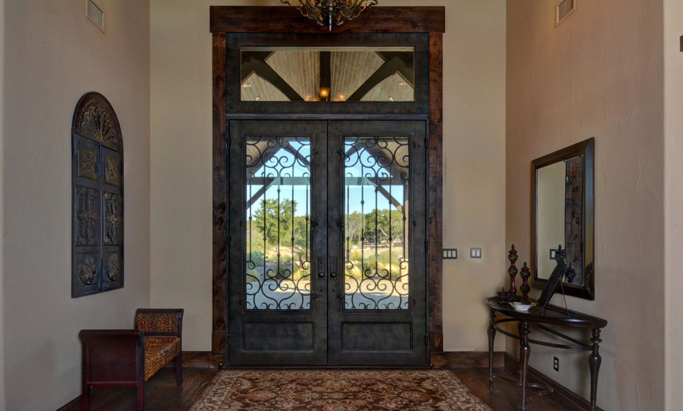 Foto di una porta d'ingresso rustica con parquet scuro, una porta a due ante e una porta in metallo