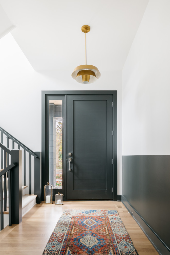 Пример оригинального дизайна: прихожая в стиле неоклассика (современная классика) с разноцветными стенами, светлым паркетным полом, одностворчатой входной дверью, черной входной дверью и бежевым полом