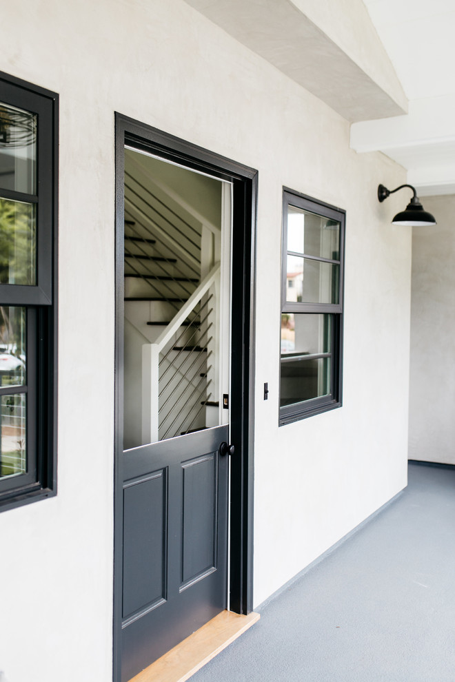 На фото: входная дверь среднего размера в современном стиле с серыми стенами, двустворчатой входной дверью, черной входной дверью, серым полом и бетонным полом