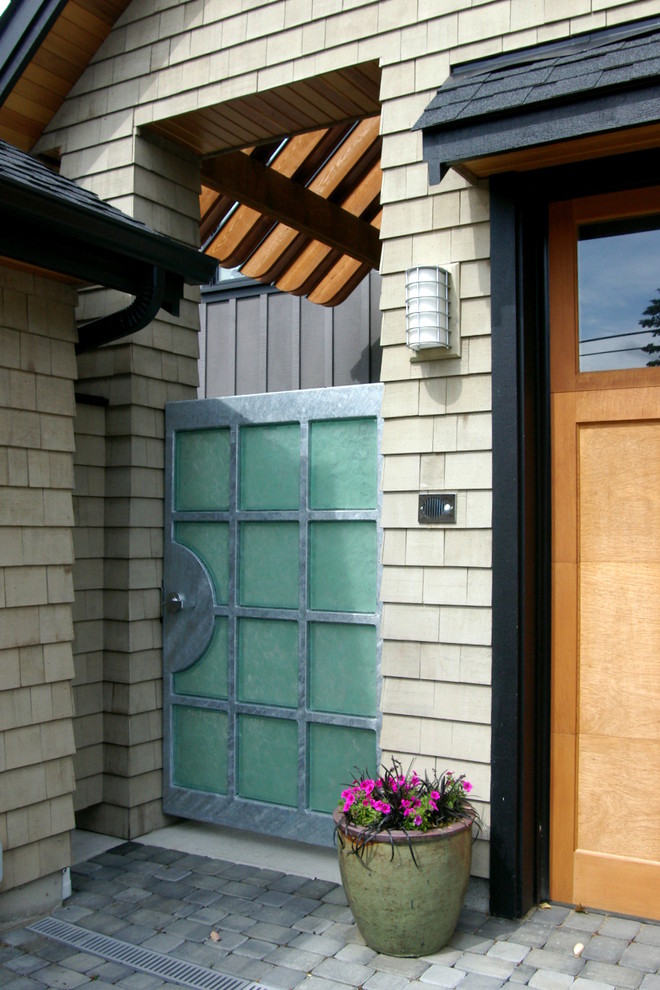 Пример оригинального дизайна: прихожая в стиле фьюжн с стеклянной входной дверью