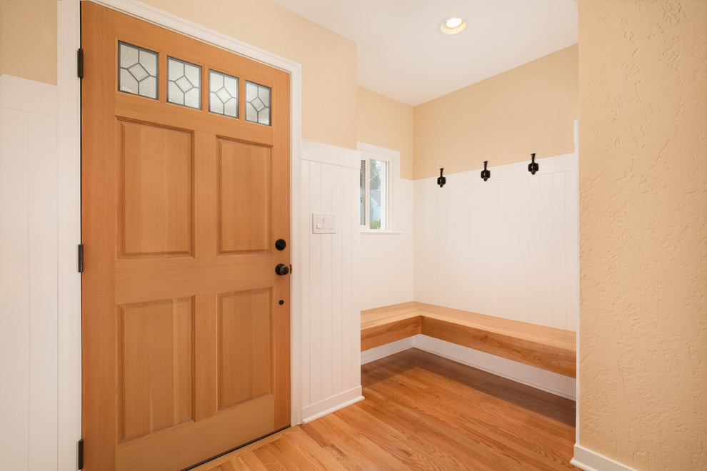 Idee per un piccolo ingresso con anticamera stile americano con pavimento in legno massello medio, una porta singola e una porta in legno bruno