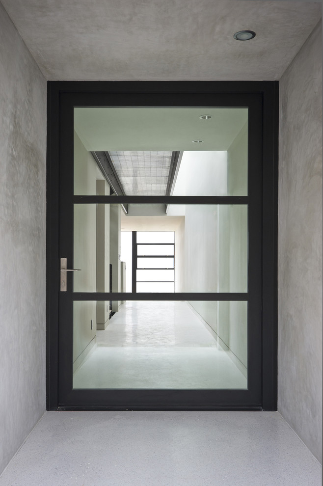 Свежая идея для дизайна: входная дверь в стиле модернизм с стеклянной входной дверью - отличное фото интерьера