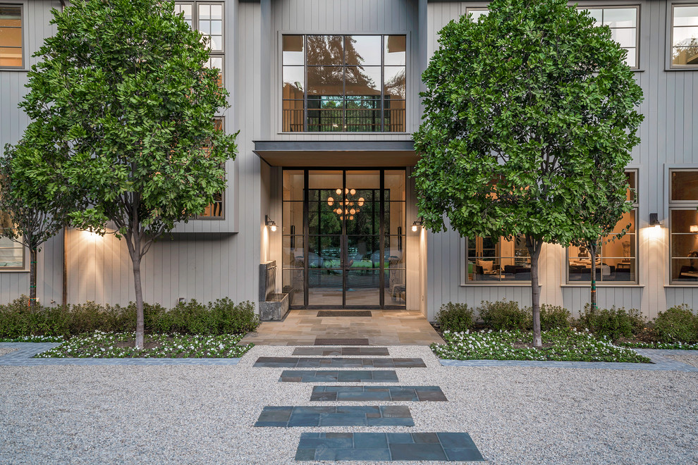 Geräumige Landhausstil Haustür mit weißer Wandfarbe, hellem Holzboden, Doppeltür und Haustür aus Metall in Los Angeles
