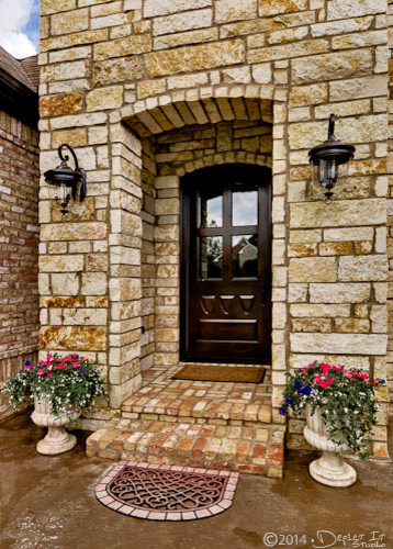 Inspiration pour une porte d'entrée traditionnelle de taille moyenne avec un sol en brique, une porte simple, une porte en bois foncé et un mur beige.