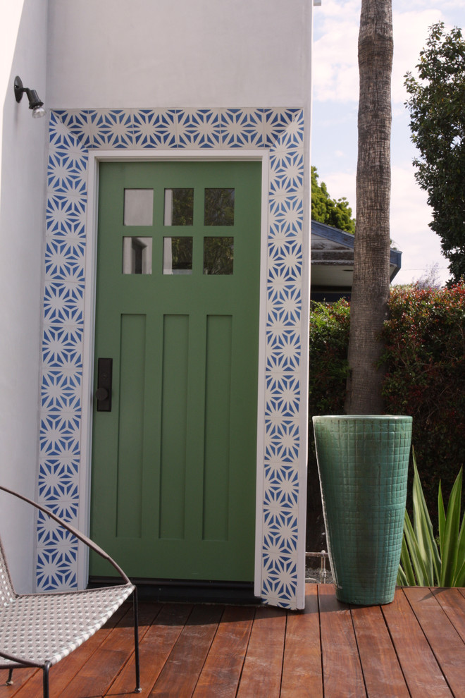 Mittelgroße Moderne Haustür mit weißer Wandfarbe, dunklem Holzboden, Einzeltür und grüner Haustür in Los Angeles