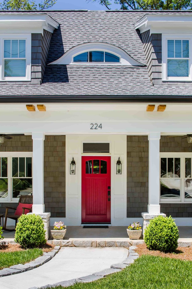 Пример оригинального дизайна: входная дверь среднего размера в стиле неоклассика (современная классика) с бетонным полом, одностворчатой входной дверью и красной входной дверью