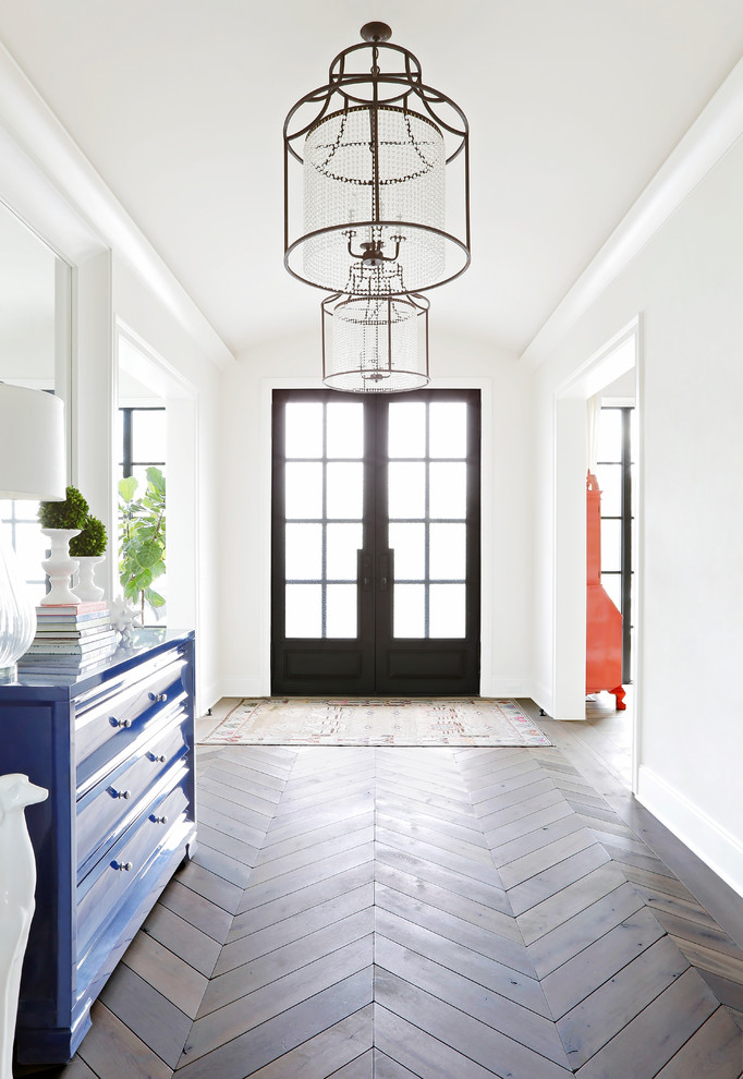 Mittelgroße Klassische Haustür mit weißer Wandfarbe, dunklem Holzboden, Doppeltür und Haustür aus Glas in Atlanta