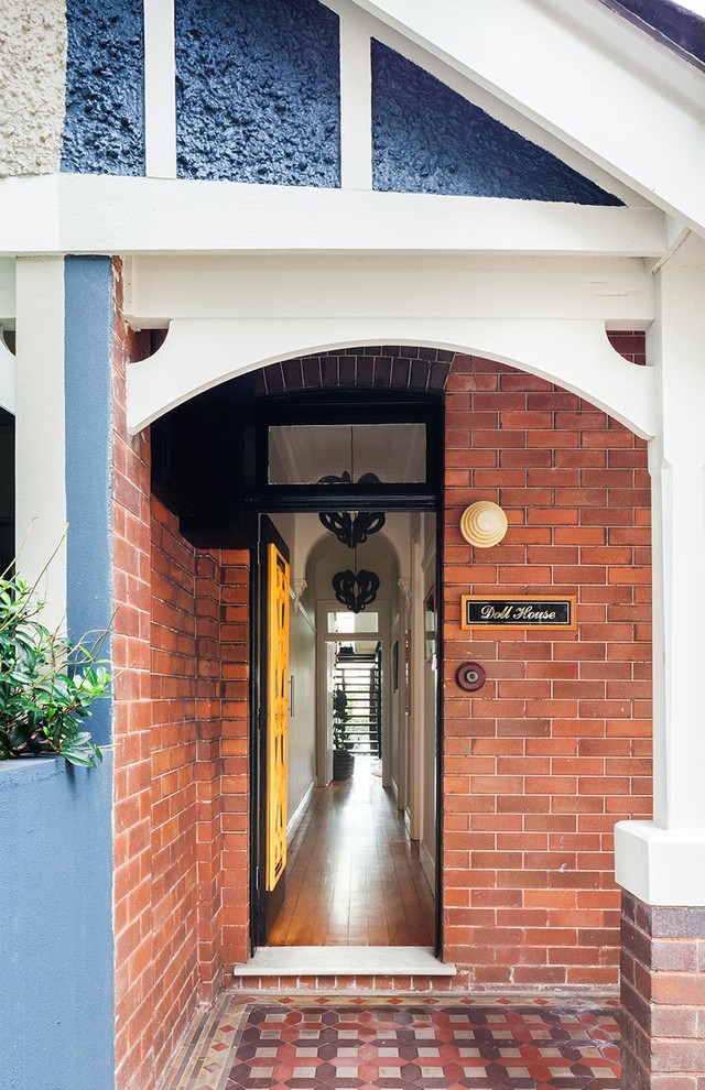 シドニーにあるお手頃価格の中くらいなトラディショナルスタイルのおしゃれな玄関ドア (白い壁、無垢フローリング、黄色いドア) の写真