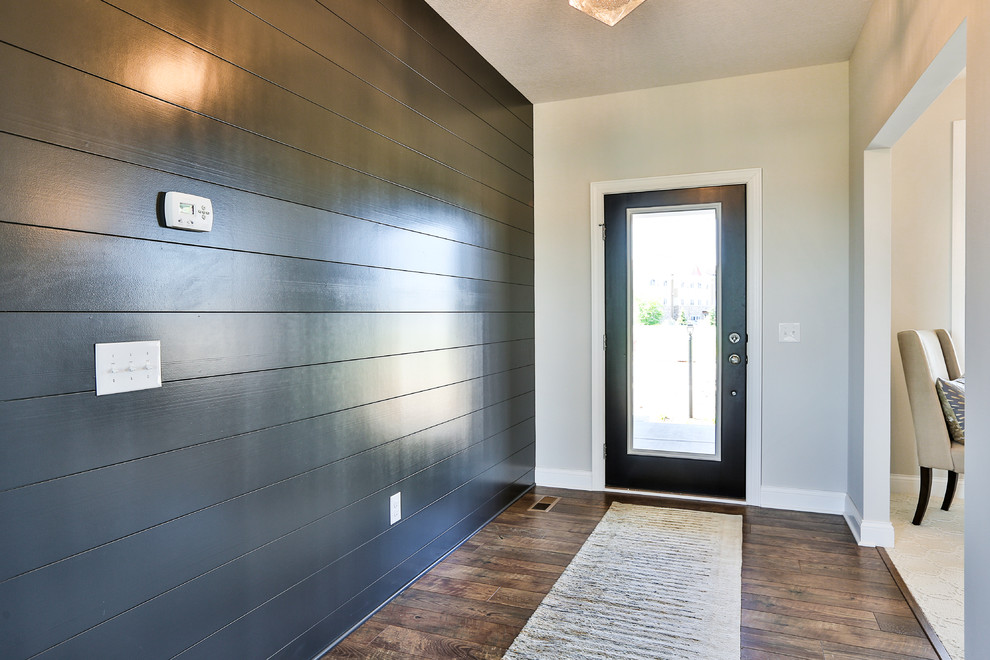 Modern inredning av ett mellanstort kapprum, med grå väggar, vinylgolv, en enkeldörr och en svart dörr