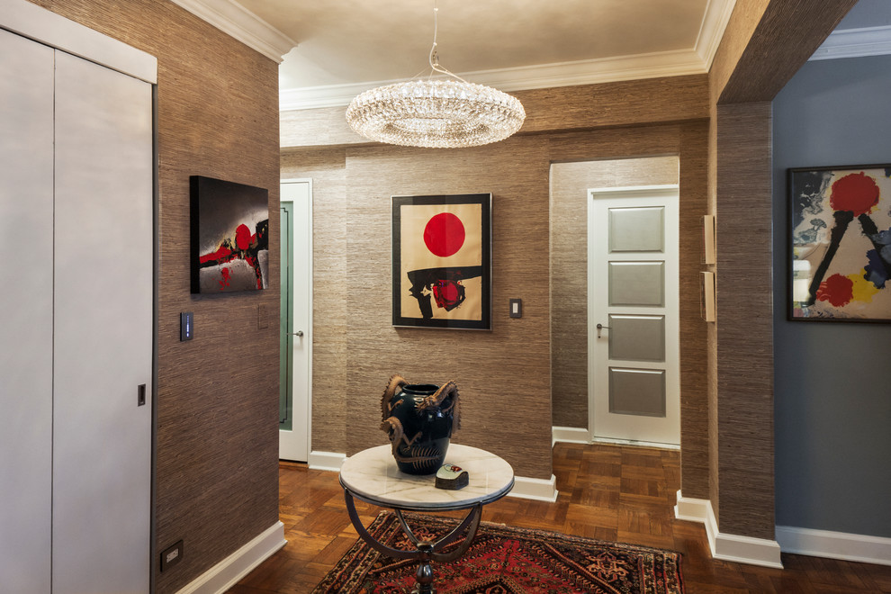 Mittelgroßes Asiatisches Foyer mit brauner Wandfarbe, dunklem Holzboden, Einzeltür und weißer Haustür in New York
