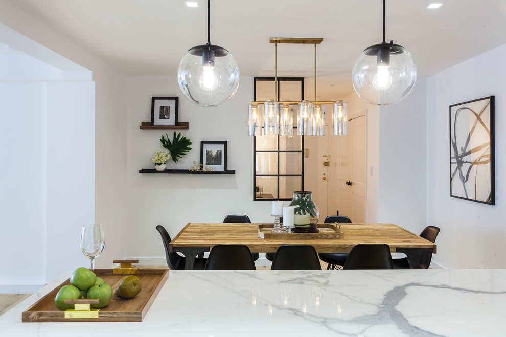 Inspiration pour une salle à manger design avec un mur blanc, parquet clair et un sol beige.