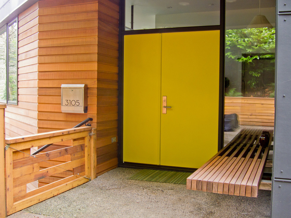 ポートランドにあるコンテンポラリースタイルのおしゃれな玄関 (黄色いドア) の写真