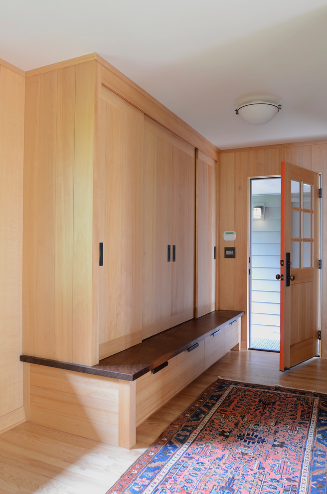 Mittelgroßer Moderner Eingang mit Stauraum, brauner Wandfarbe, hellem Holzboden, Einzeltür, heller Holzhaustür und braunem Boden in Portland
