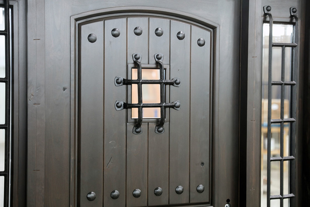 Foto di un ingresso o corridoio di medie dimensioni con una porta singola e una porta marrone