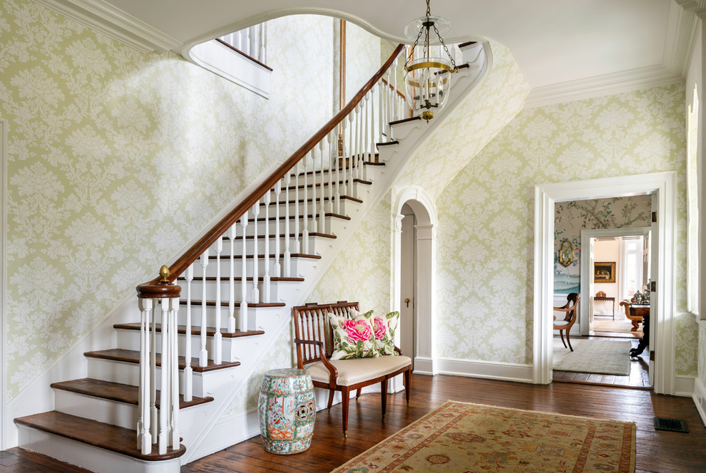 Klassisches Foyer mit bunten Wänden, braunem Holzboden und braunem Boden in Sonstige