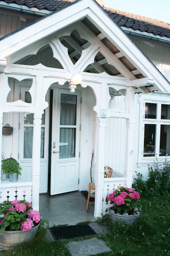 Idée de décoration pour une porte d'entrée victorienne avec une porte double et une porte blanche.