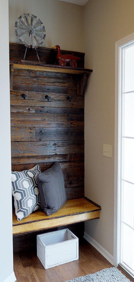 Rustik inredning av en mellanstor ingång och ytterdörr, med beige väggar, mellanmörkt trägolv, en enkeldörr, en brun dörr och brunt golv