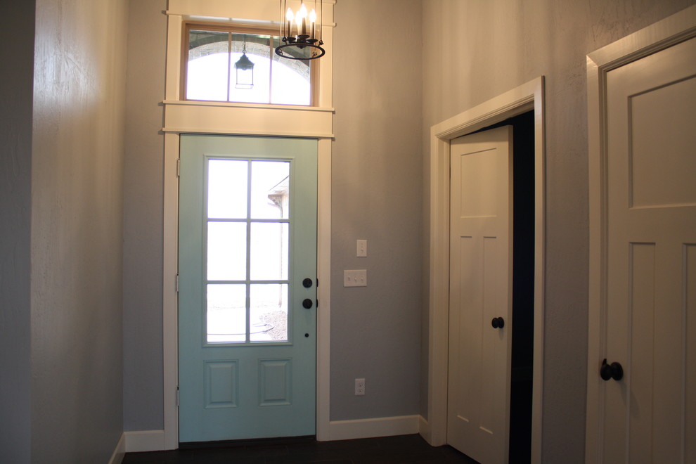Idee per una porta d'ingresso american style di medie dimensioni con pareti grigie, pavimento con piastrelle in ceramica, una porta singola e una porta blu