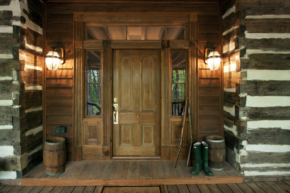 Diseño de puerta principal rústica con puerta simple y puerta de madera en tonos medios