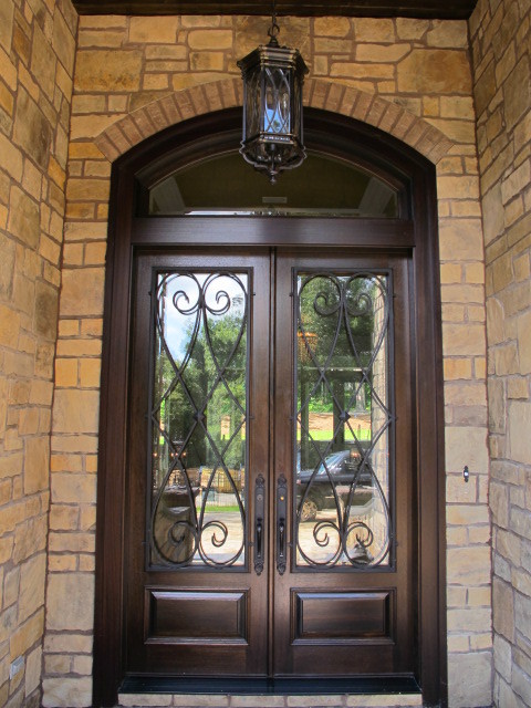 Immagine di una porta d'ingresso tradizionale di medie dimensioni con una porta a due ante e una porta in legno scuro