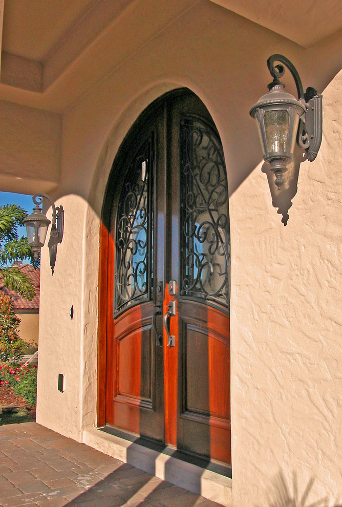 Example of a tuscan entryway design in Orlando