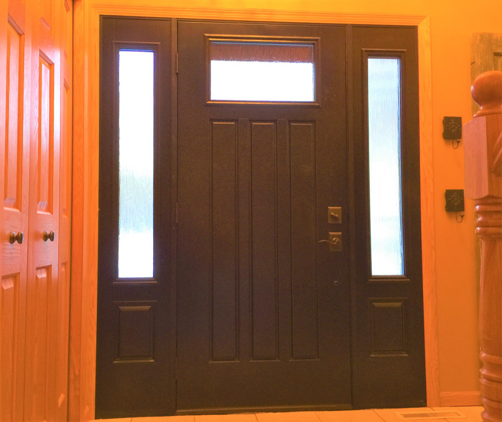 Свежая идея для дизайна: входная дверь среднего размера в современном стиле с оранжевыми стенами, одностворчатой входной дверью и коричневой входной дверью - отличное фото интерьера
