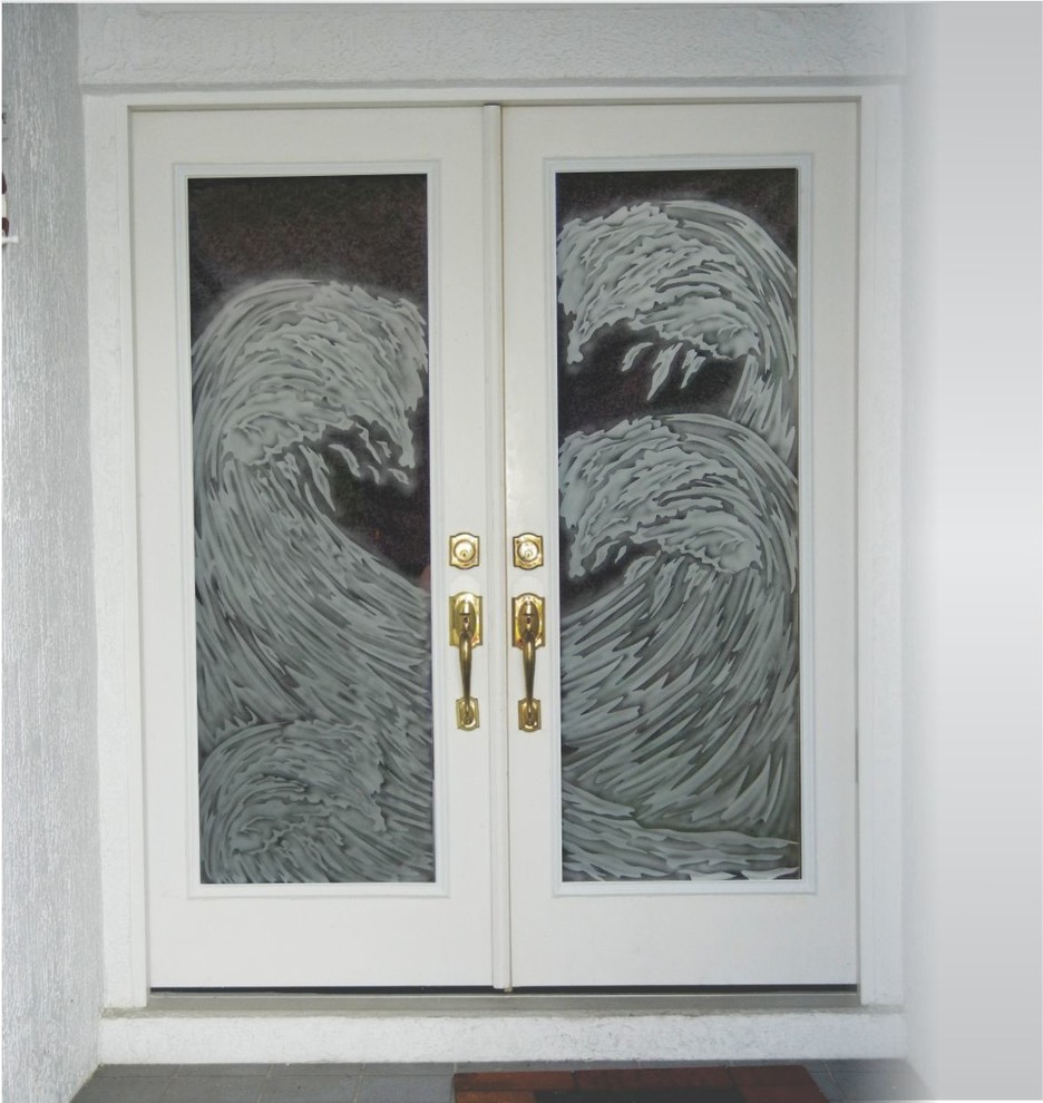 Aménagement d'une porte d'entrée bord de mer avec une porte double et une porte blanche.