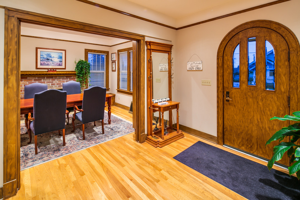 Mittelgroßes Klassisches Foyer mit beiger Wandfarbe, hellem Holzboden, Einzeltür und hellbrauner Holzhaustür in Seattle
