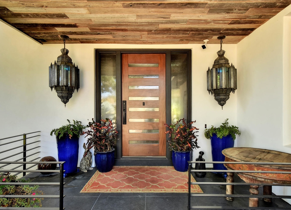 Ispirazione per una porta d'ingresso tradizionale di medie dimensioni con una porta singola, una porta in legno bruno, pareti beige e parquet scuro