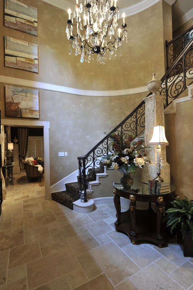 Klassisches Foyer mit Travertin und beiger Wandfarbe in Houston