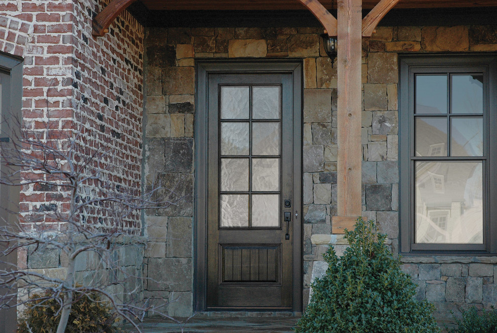 Источник вдохновения для домашнего уюта: маленькое фойе в классическом стиле с одностворчатой входной дверью и входной дверью из темного дерева для на участке и в саду