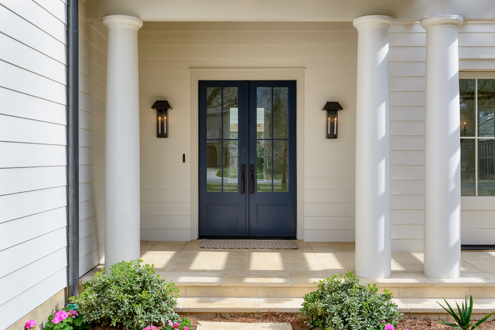 Источник вдохновения для домашнего уюта: входная дверь среднего размера в стиле неоклассика (современная классика) с белыми стенами, двустворчатой входной дверью, синей входной дверью и полом из известняка