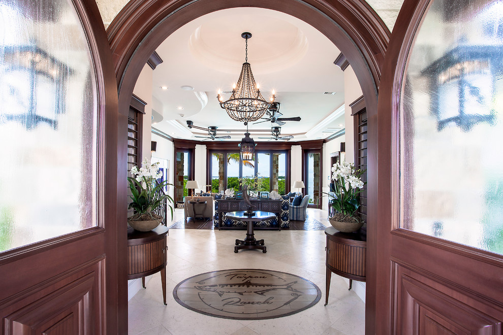 Geräumiges Foyer mit weißer Wandfarbe, Marmorboden, Doppeltür, brauner Haustür und beigem Boden in Miami