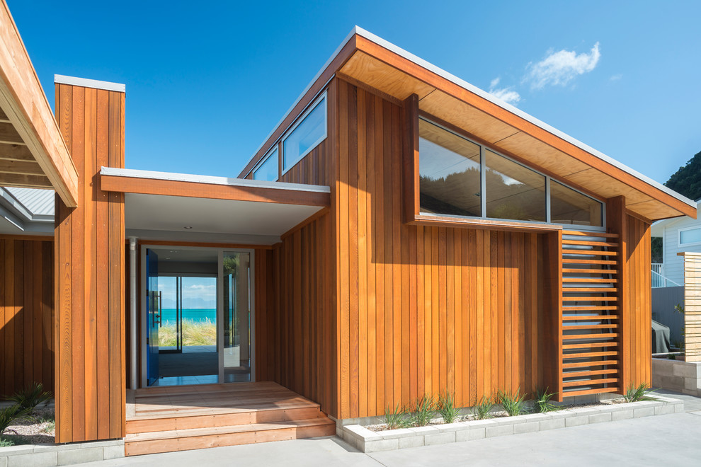 Mittelgroße Moderne Haustür mit brauner Wandfarbe und Einzeltür in Sonstige