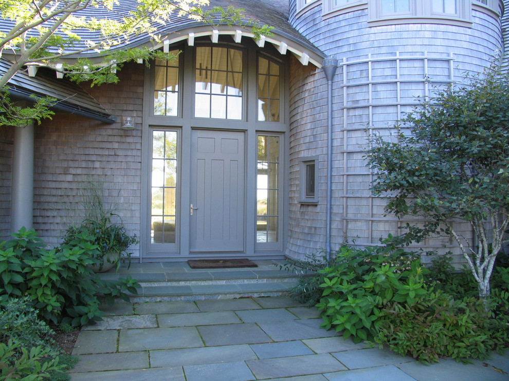 Diseño de puerta principal tradicional con paredes grises, puerta simple y puerta gris