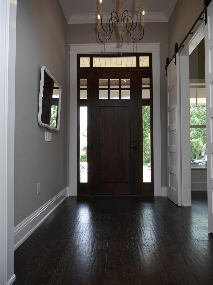 Imagen de puerta principal contemporánea grande con paredes grises, suelo de madera oscura, puerta simple, puerta de madera oscura y suelo marrón