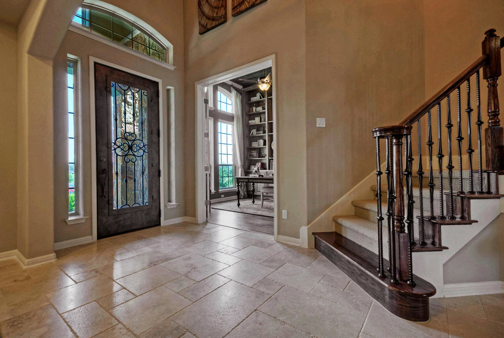 Стильный дизайн: фойе среднего размера в классическом стиле с бежевыми стенами, полом из известняка, одностворчатой входной дверью и стеклянной входной дверью - последний тренд