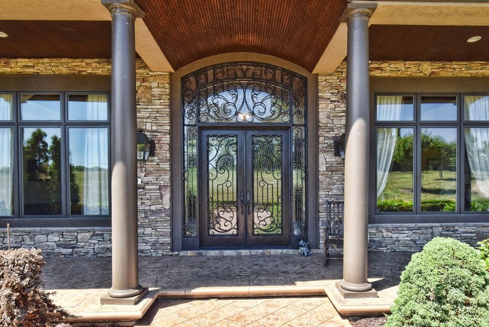 Идея дизайна: входная дверь среднего размера в классическом стиле с двустворчатой входной дверью и коричневой входной дверью