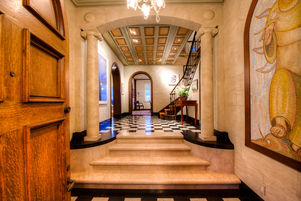 Großes Mediterranes Foyer mit weißer Wandfarbe, Marmorboden, Einzeltür und hellbrauner Holzhaustür in San Francisco