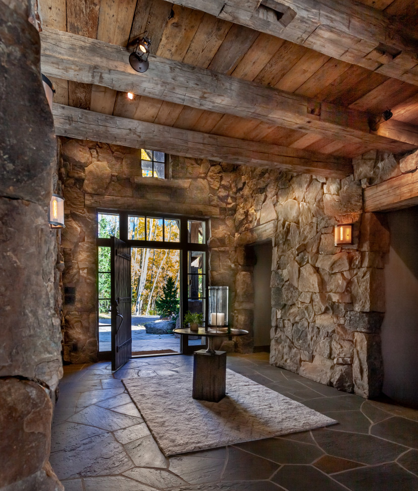 Großes Uriges Foyer mit Einzeltür, dunkler Holzhaustür, grauem Boden und Schieferboden in Denver