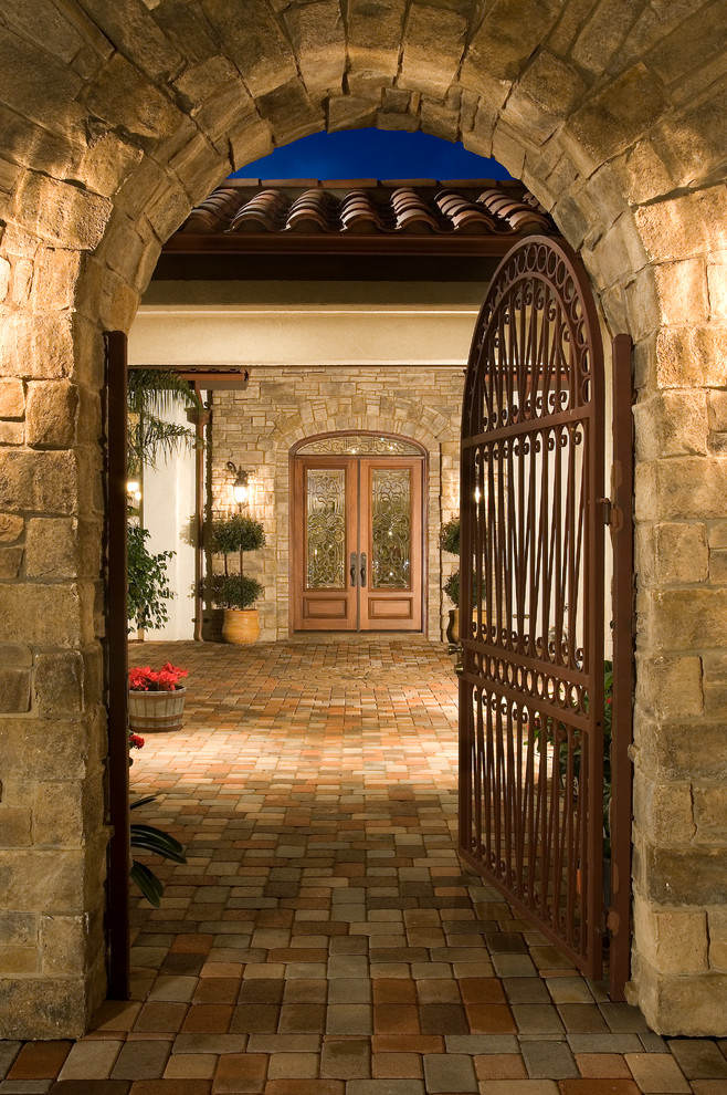 サンディエゴにある広いサンタフェスタイルのおしゃれな玄関ドア (茶色いドア) の写真
