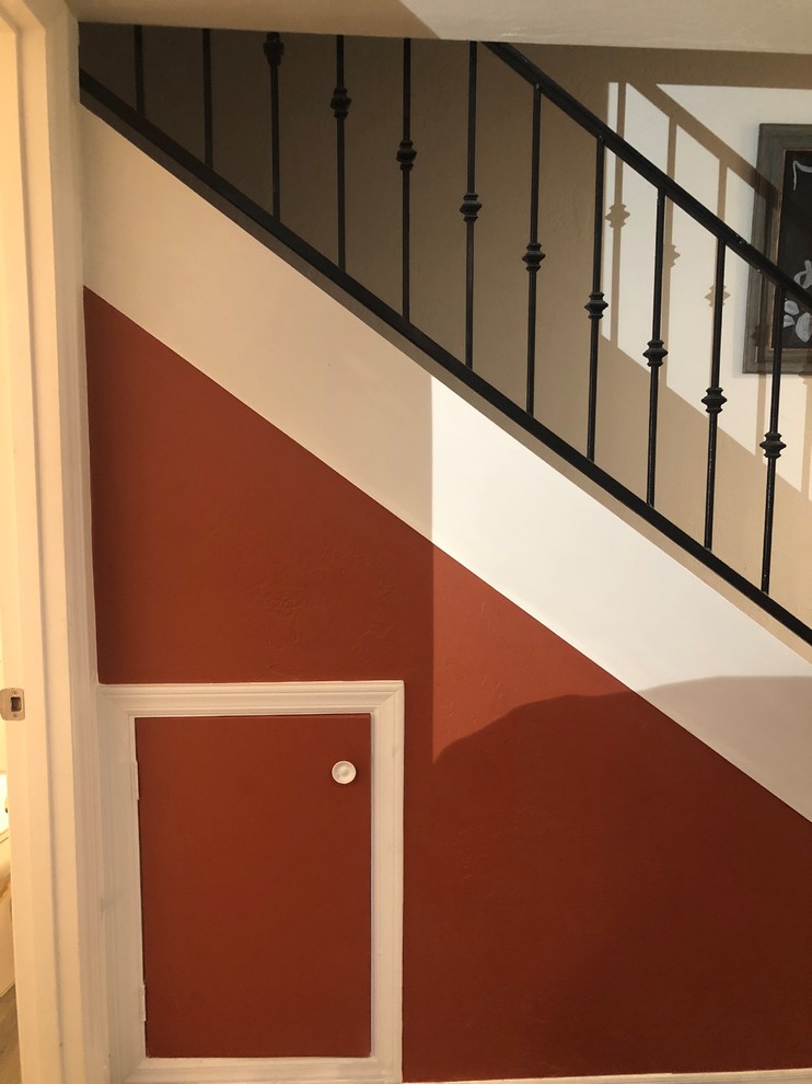 Kleines Uriges Foyer mit oranger Wandfarbe, Keramikboden, Einzeltür, lila Haustür und grauem Boden in Phoenix