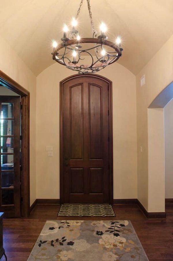 Mittelgroßes Klassisches Foyer mit beiger Wandfarbe, dunklem Holzboden, Einzeltür und dunkler Holzhaustür in Austin