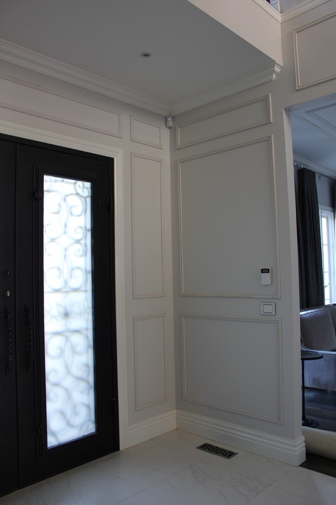Inspiration för stora klassiska foajéer, med grå väggar, klinkergolv i porslin, en dubbeldörr och en svart dörr